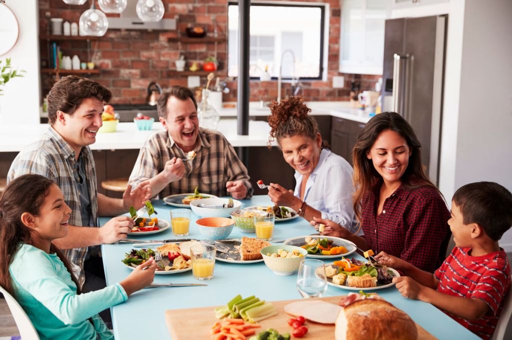 Jeu repas de famille : 4 idées divertir tout le monde autour de la table ! 