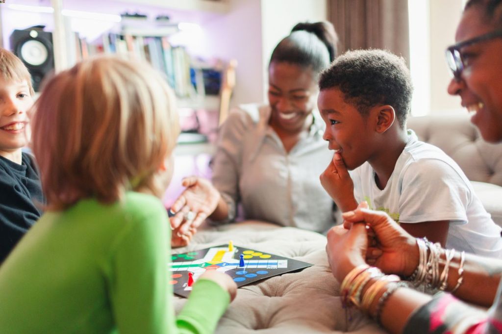 Jeux à faire en famille à la maison : 5 activités ludiques pour tous les âges 