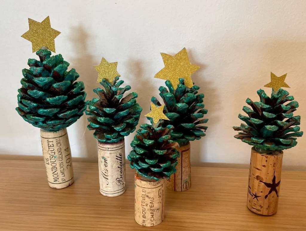 bricolage pomme de pin maternelle sapin de Noël