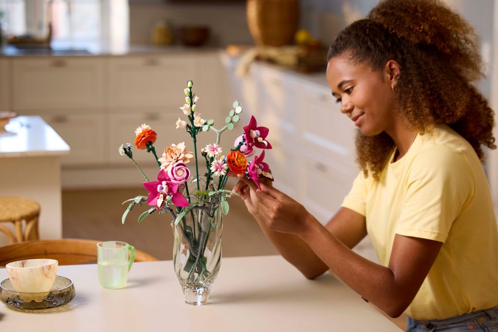 décoration LEGO Botanique 10342 : Le bouquet de fleurs roses