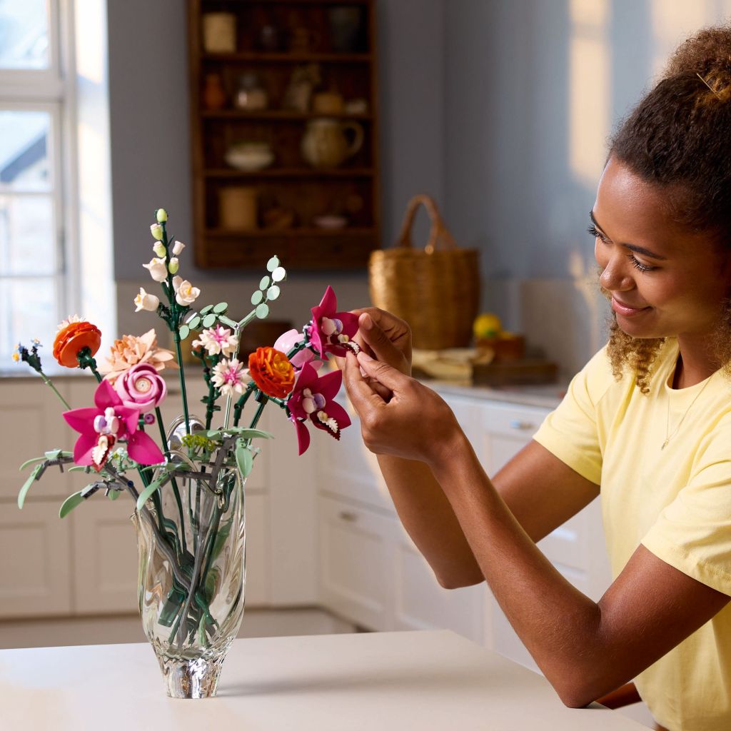 décoration LEGO 10342 Le joli bouquet de fleurs roses