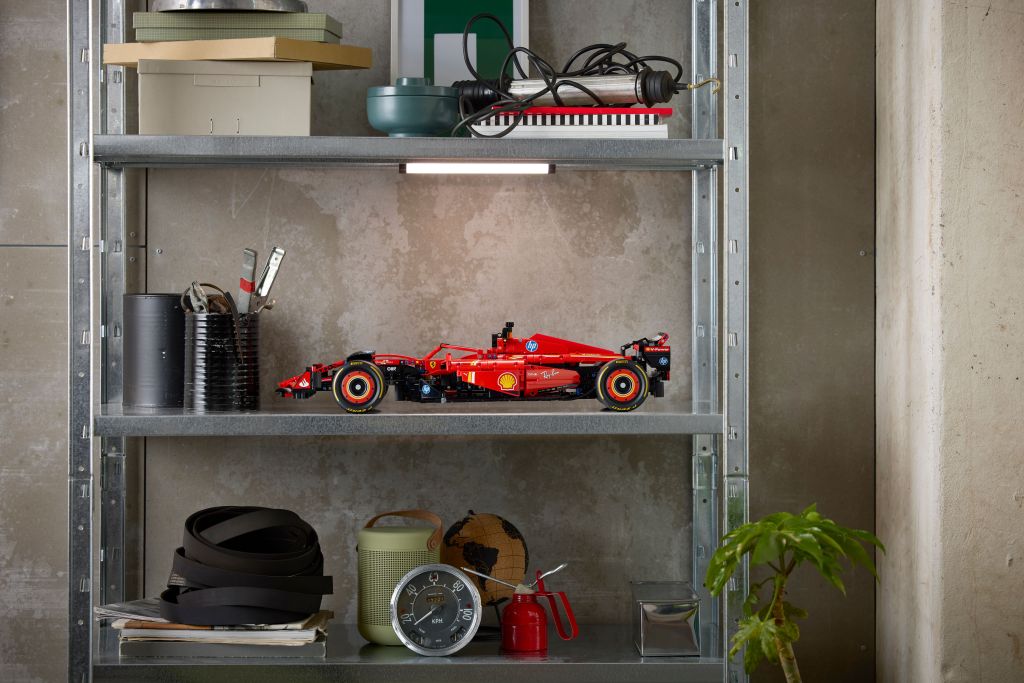 décoration LEGO Technic 42207 Voiture F1 Ferrari SF-24