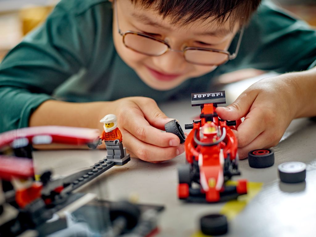 détails LEGO City 60443 Arrêt au stand de F1 avec voiture Ferrari