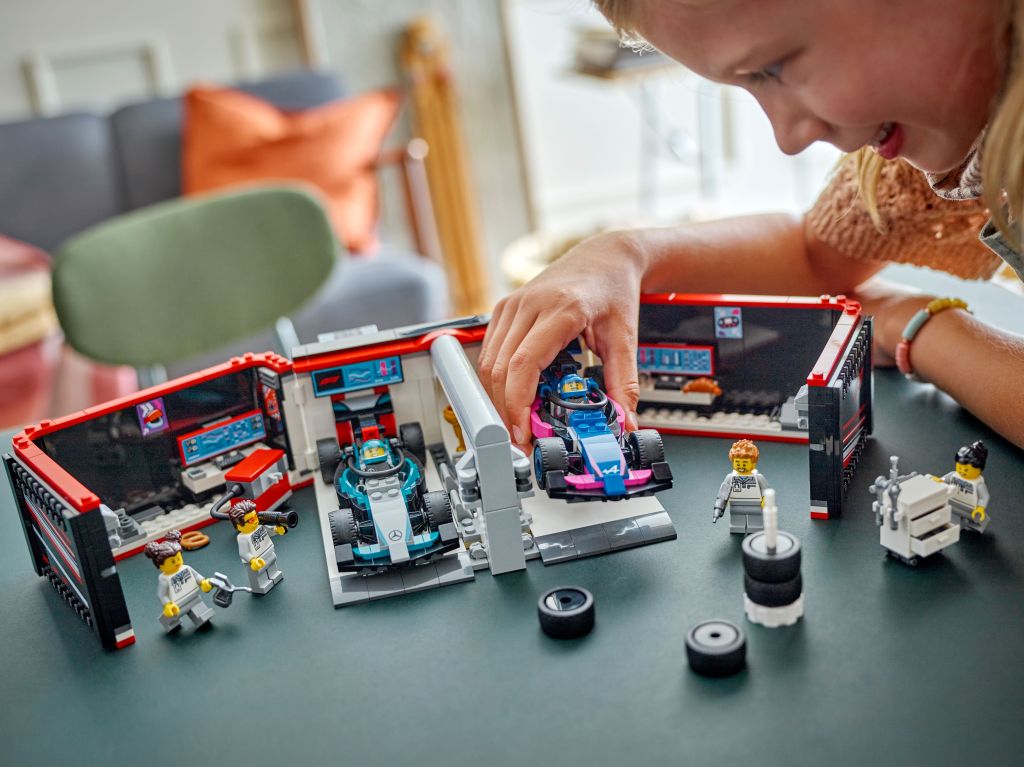 détails LEGO City 60444 Garage de F1 et voitures Mercedes-AMG et Alpine