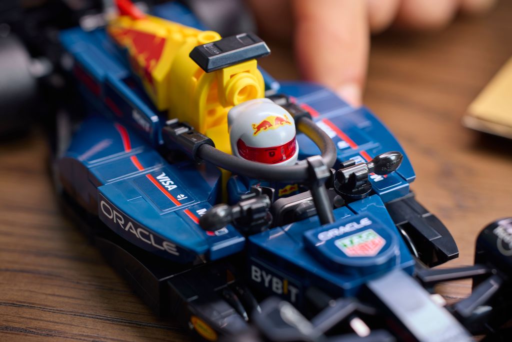 détails LEGO Speed Champions 77243 Voiture F1 Oracle Red Bull Racing RB20