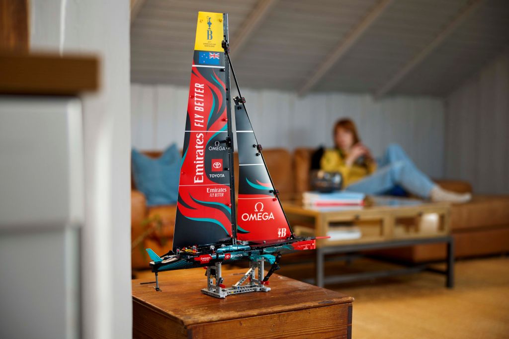 LEGO® Technic 42174 Yacht Emirates Team New Zealand AC75
